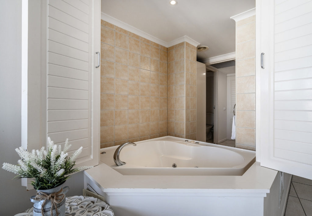 spa bath at Rolling Surf